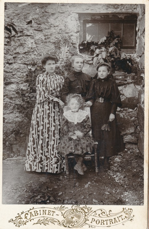 Grupipilt, Alide Feldmann-Liiv ja Jakob Liivi tütred