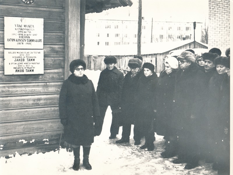 Kirjanik A. H. Tammsaare mälestustahvli avamine Väike-Maarja kihelkonnakooli majal