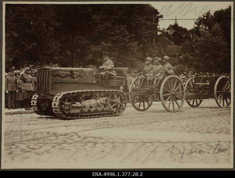 I Days of the Defence League in Tallinn, June 19-20. Paradise on June 20, 1926, the tractor pulling the artillery, three men sitting on the artillery
