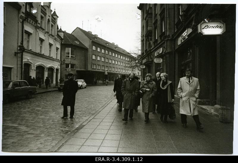 The Finnish Parliament's Social Committee delegation walks on Harju Street in Tallinn