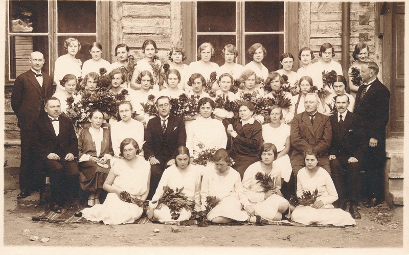 Zeeh tütarlaste kommertsgümnaasiumi lõpetajad