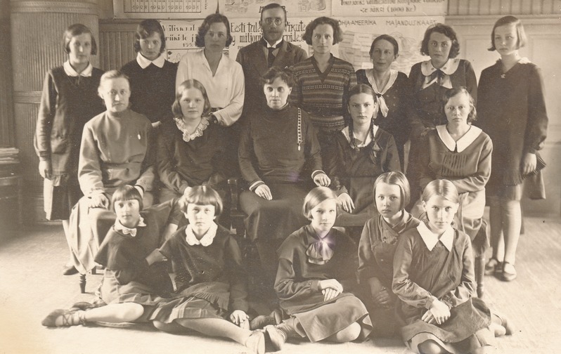 Zeeh tütarlaste kommertsgümnaasiumi õpilased ja õpetajad