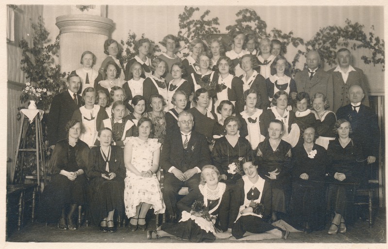 Zeeh tütarlaste kommertsgümnaasiumi õpetajad ja lõpetajad