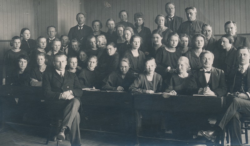 Rakvere Tütarlaste Gümnaasiumi 1922.a. lõpetajad nooremas klassis