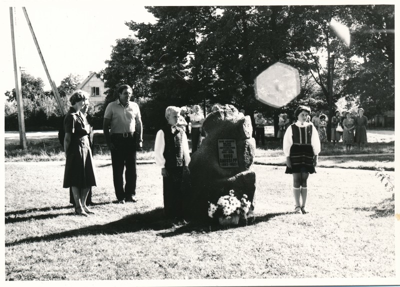Mälestuskivi avamine Hugo Raudsepale Rakkes