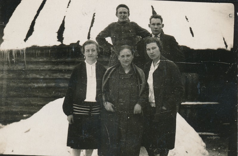 Oskar Seliaru, Evald Stein (Tammlaan) ja kolm naist