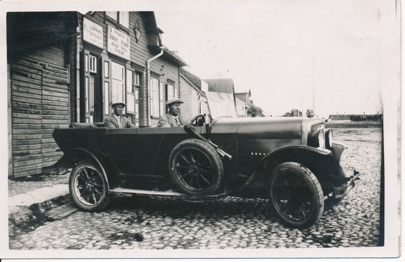 August Stein oma sõiduautos Laada 31 ees