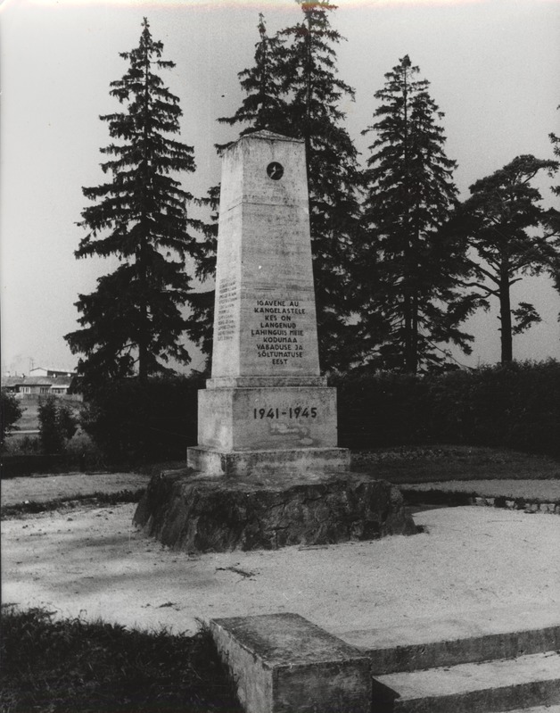 Tapa. Suures Isamaasõjas langenute vennashaud monumendiga