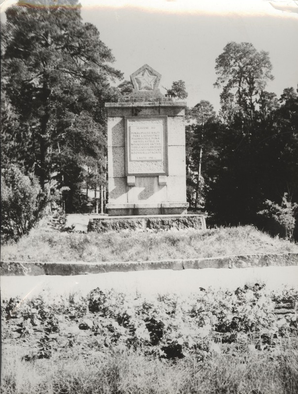 Võsu. Suures Isamaasõjas langenute vennashaud monumendiga