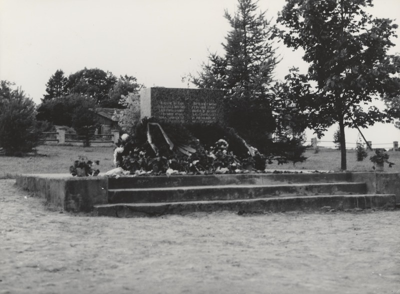 Loksa. Suures Isamaasõjas langenute vennashaud monumendiga