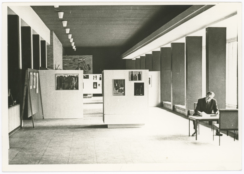 Vaade näitusele „Maal. Graafika. Foto.“ Teaduste Akadeemia raamatukogu fuajees. 1966.