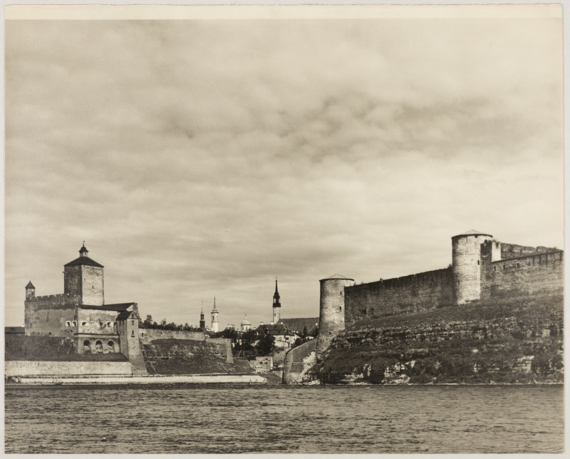 Narva kindlus ja Jaanilinna kindlus Narva jõe kaldal