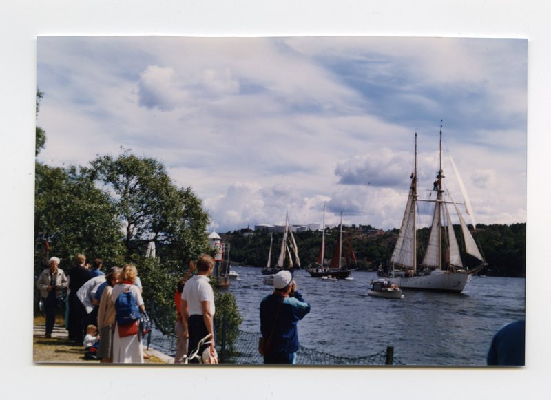 Göteborg, rahvas jälgib kaldalt kuunar "Falken" jt purjelaevade möödumist "Tall Ships Race 87-l"