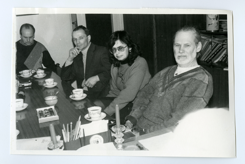 Rootsi-Eesti-Läti koostööprojekti koostamise koosolek merearheoloogia vallas. Eesti meremuuseumi direktori kabinetis istuvad (paremalt): O. Cederlund - Stockholmi Ülikooli dotsent, Katrin Savomägi - meremuuseumi osakonnajuhataja, V. Rains - Jurmala muuseumi teadur, Vello Mäss - meremuuseumi osakonnajuhataja.