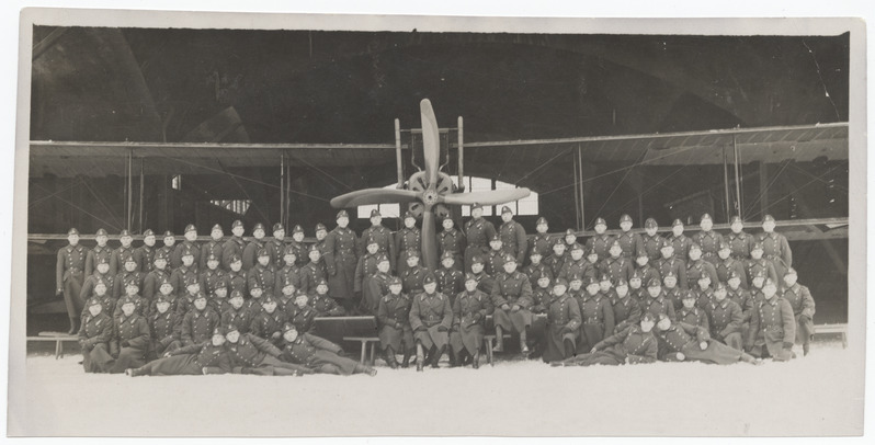 Grupifoto. Eesti lennuväe rügemendi noorte kompanii Lennusadama angaari ees. Taga veslennuk Short 184