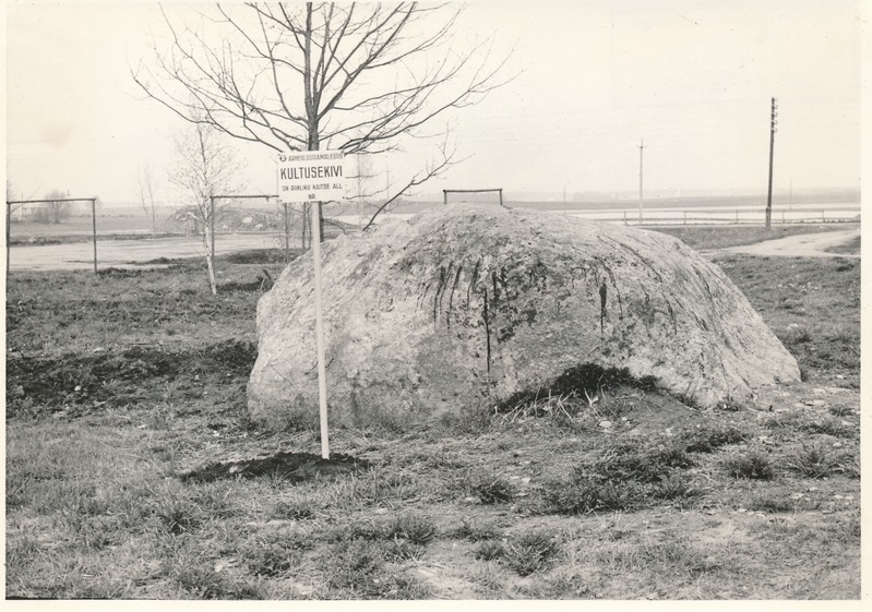 Kultusekivi Aaspere asula elamutest läänes