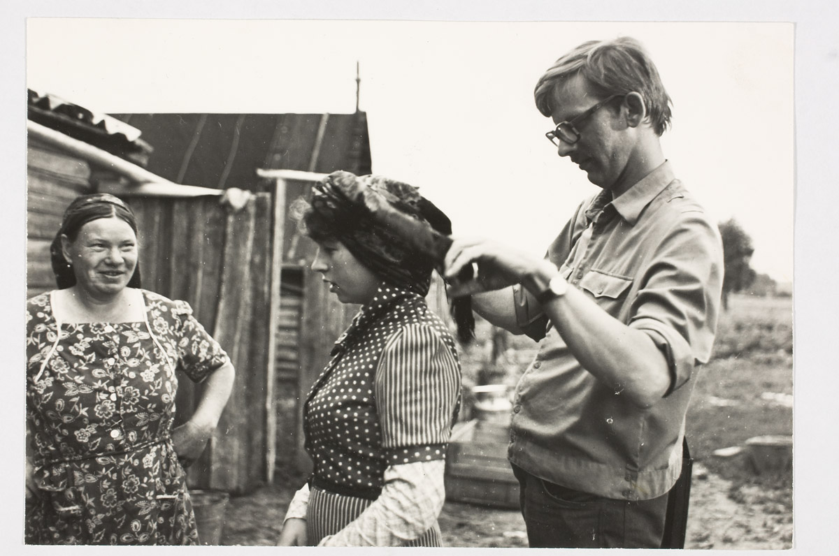 Rätiku sidumine mokða moodi. Seob Heno Sarv, mannekeen Niina Vaganova, juhendab Jelena Grigori tütar Bespalova (sünd. 1942).