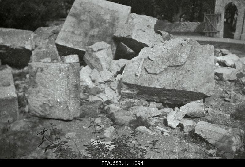 Broken monument in the dog.