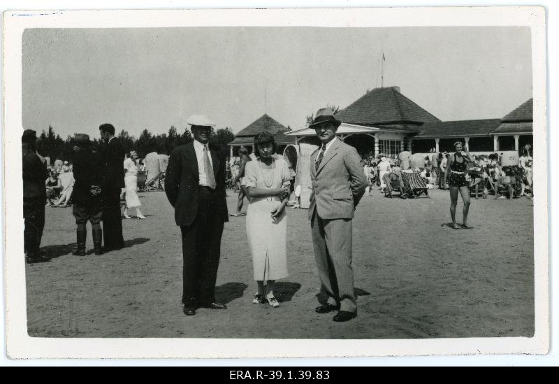 Johannes Vares-Barbarus with friends at the Pärnu beach building.