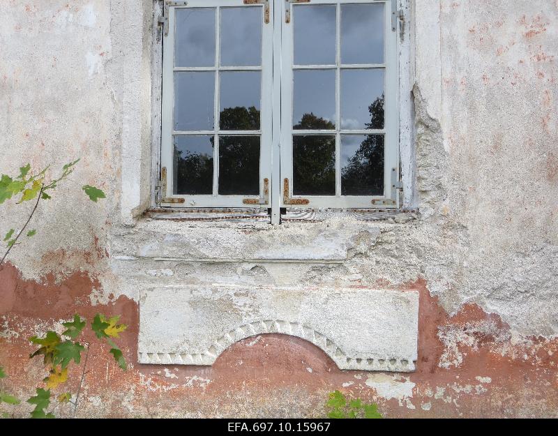 Main building of Liigvalla Manor. Outdoor view. Window. Ornament.