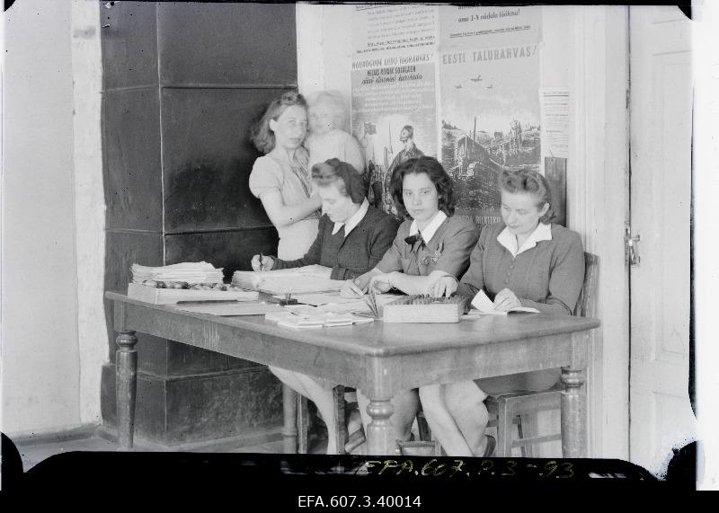 Ordering the fourth national war loan in the Dog.