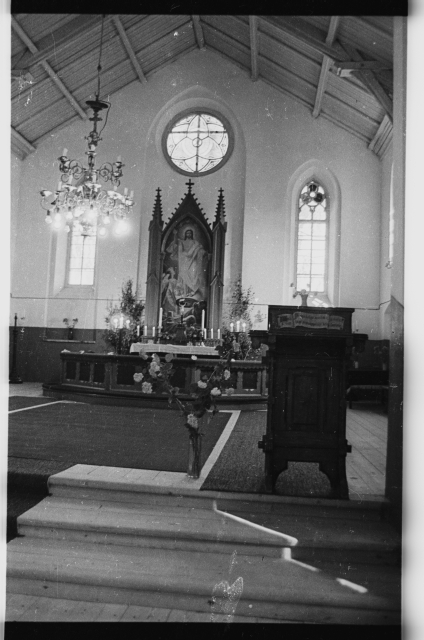 Iisaku kiriku sisevaade; altar