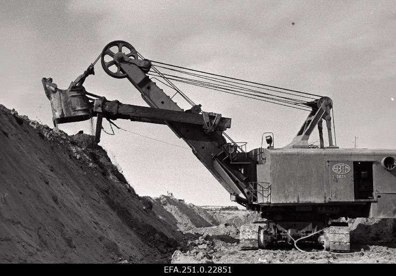 Excavator Y3TM-EKT-4 In the career of the phosphoric mine.