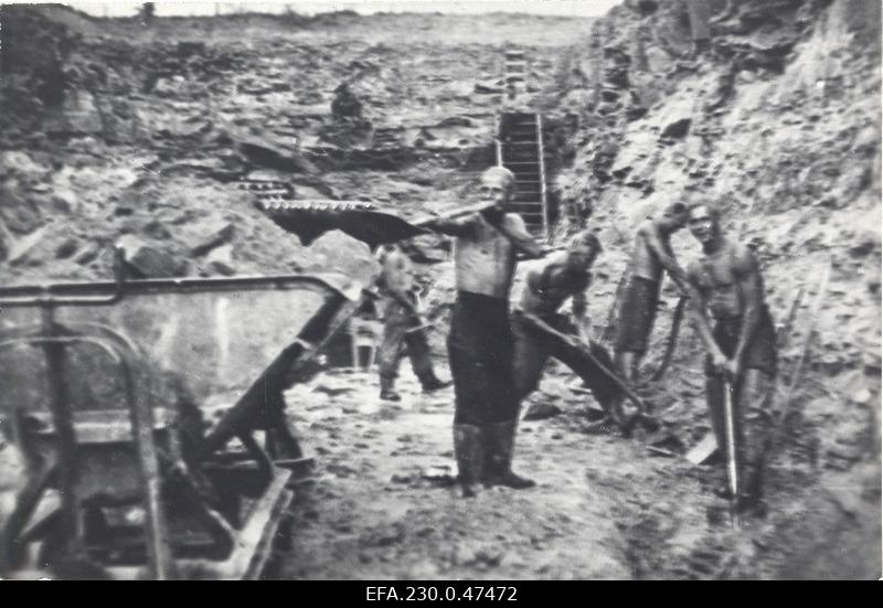 Building a phosphorus mine in Maardus.