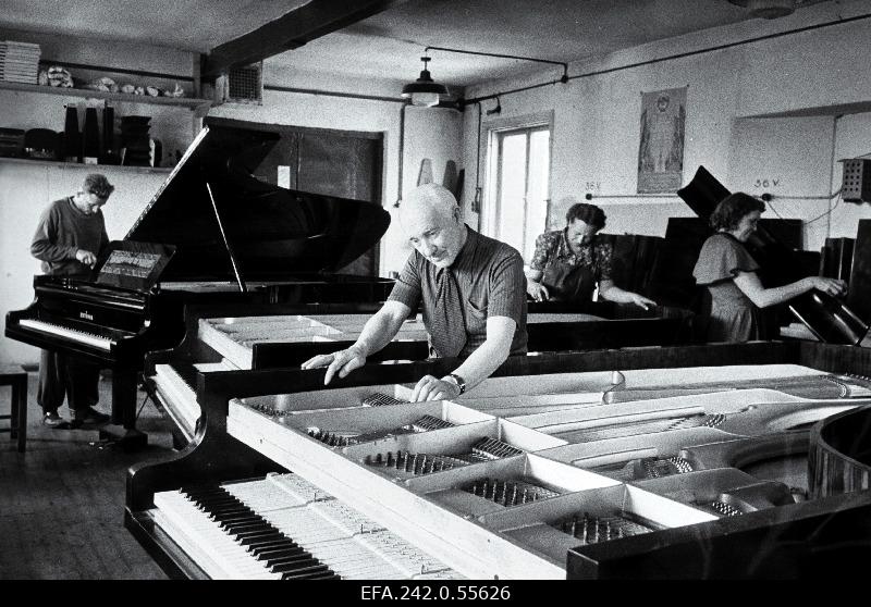 The main engineer of the Tallinn Klaver factory, the creator of the concert hall "Estonia" Ernst Hiis (in front plan).