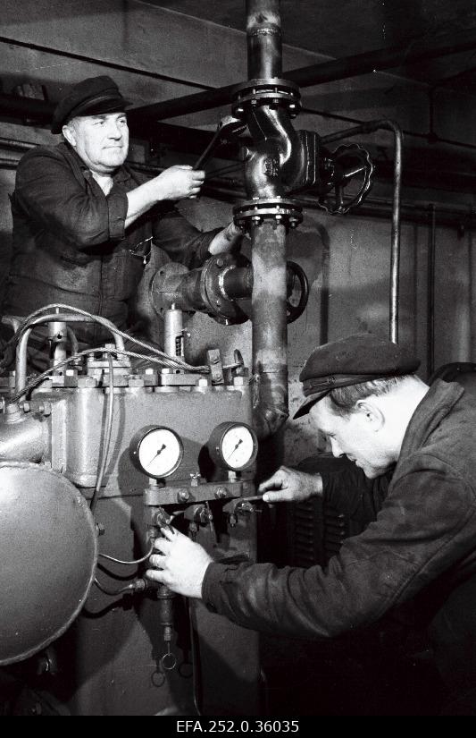 Brigade a. Tammai (best) and V. Talvis compressor assembling the brigade applying for the name of the Communist Work Collective of the Valutehase Pioneer.