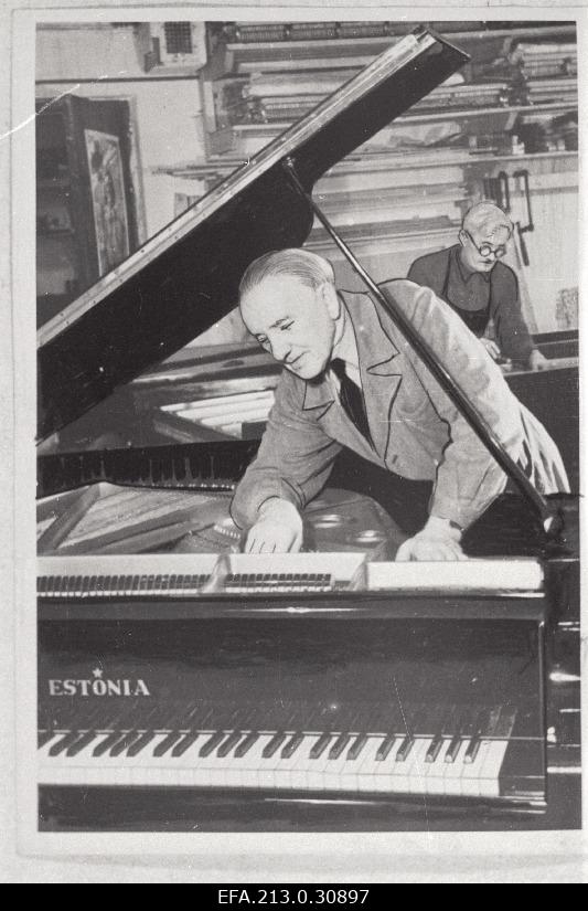 The main engineer of the Tallinn Klaver factory Ernst Hiis controls the installation of the piano Estonia.