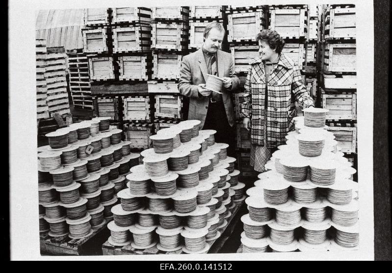Erika Meenkov, Deputy Head of the Equipment and Marketing Department of Harju EPT Saue Experimental Factory and Head of the Technical Department Harry Pajundi, 1 km long electric shell in the finished production warehouse.