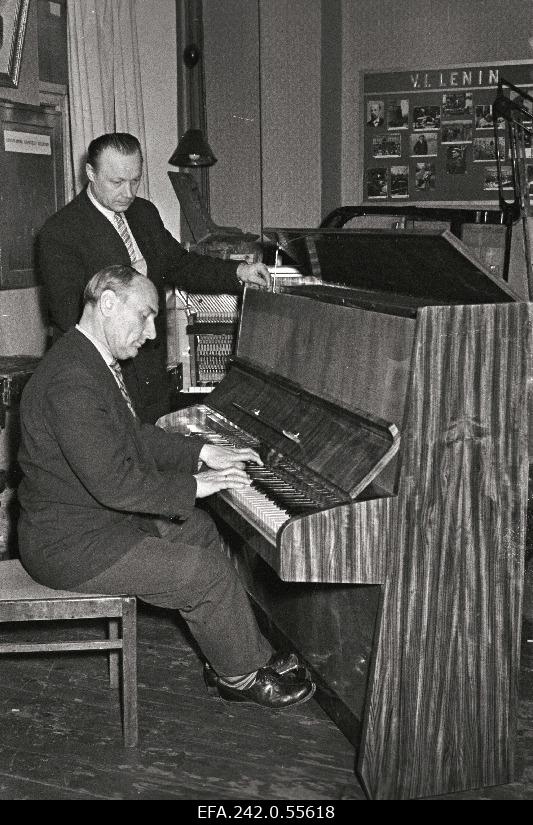 The lecturer of Tallinn Music School K. Sillakivi (sides) and the main artist of Tallinn Klaver factory a. Kurmet controls the piano "Estonia".