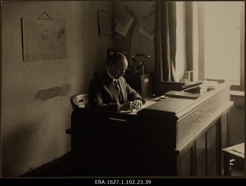 J. Paju, CEO of the printing industry behind the desk