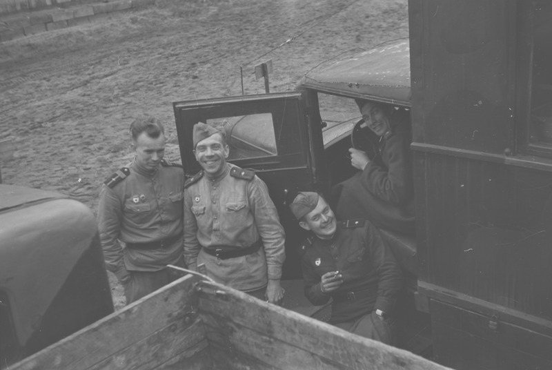 Sõdurid veoauto juures poseerimas