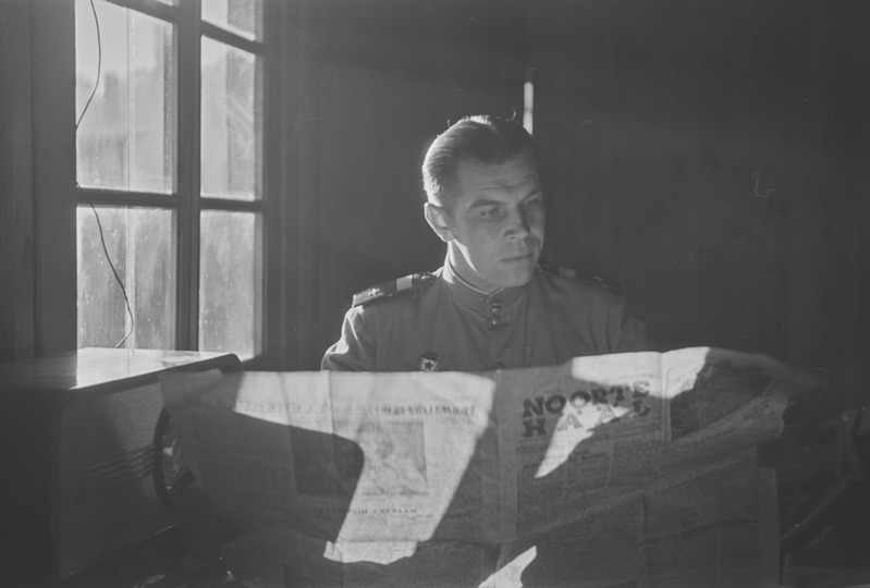 Sõdur "Noorte hääle" lehte lugemas