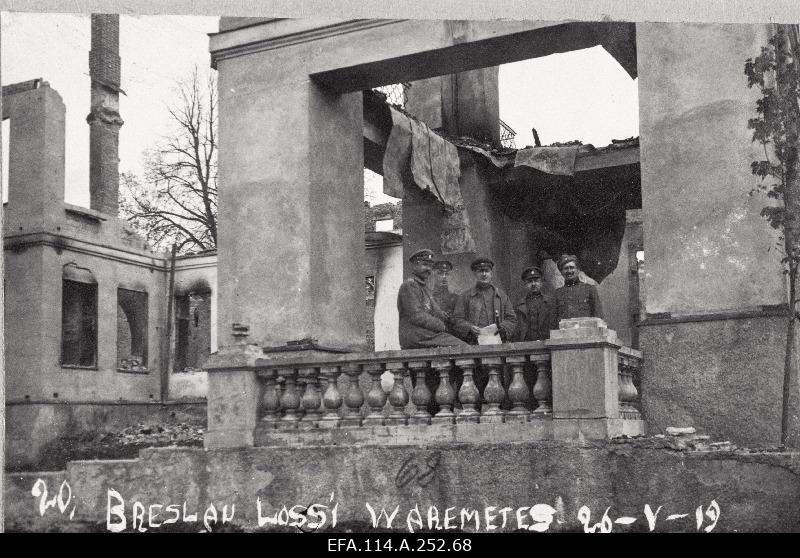 War of Liberty. 6.braslava, Bresslau (Braslava) cabinet officers on the stairs of the broken manor building. From the left: Chief of Staff Karl Tallo, ?, 3rd Division Chief of Staff, Chief of Staff Nikolai Reek, Deputy Chief of Staff Egbert Jürmann, Chief of Staff of the 1st Battalion, Lieutenant Werner (Verner) Limberg.