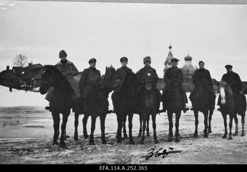 6.the officers of the army path in the village of the St. Petersburg near the church of Nicholas. From the left : 1st Lieutenant Aleksander Päären, 2nd Lieutenant Joann Fuks (Johannes Kalda), 3rd Lieutenant Valter Bergmann (Valdo Mäeste), knocking of the communication team.