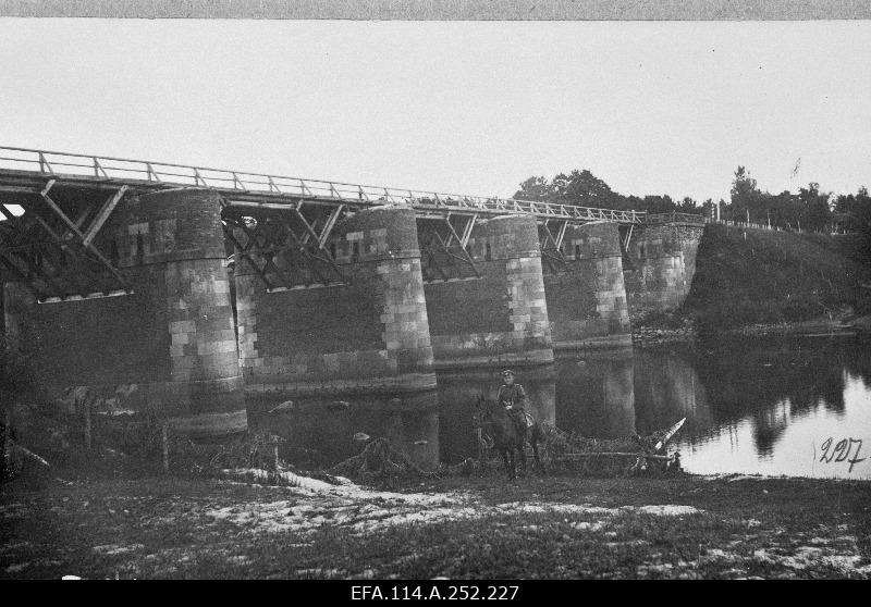 War of Liberty. 6. Senior Chief of the team of Jalaväepolgu ballooners, Deputy Officer Paul Tiss (Tammpere) at the restored highway bridge of the river Tšerjoha near Pihkva.