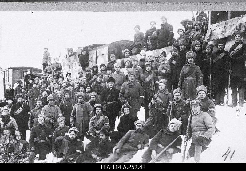 War of Liberty. Kitsarööpalise armour train no.3 in the Hopa (Ape) railway station. In the middle of the black semi-fire [training doctor Judel Kahn?], behind him the train commander, Captain Arved Engmann (Engmaa), A.Engmann's right shoulder, desantroodu sergeant Oskar Angelus, behind the left shoulder of A.Engmann's [the commander of the bullets team, Commander Otto Freimann?], on the left hand of A.Engmann [desantroodu commander lipstick Hans Keerig?], in the rear row (stop hand in pocket) train adjutant subletant Edgar Neggo, A.Neggo on the right hand, two Danish volunteer officers, A.Engmann on the right hand (low) Scouts battalion operational adjutant sublettle Lieutenant Herbert Volde Mar Freiberg (Raidna), locomotive driver Georgi Suurevälja on the locomotive door.