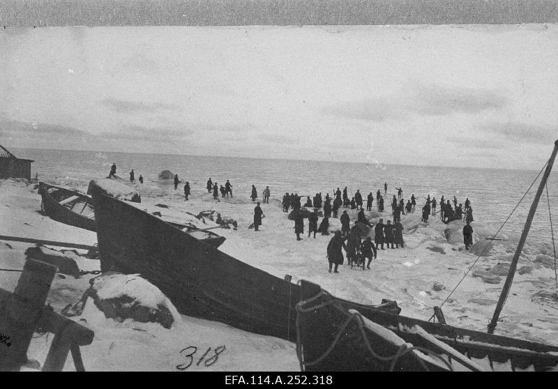 6.jalaarmy soldiers on the sea ice on the Utria beach.