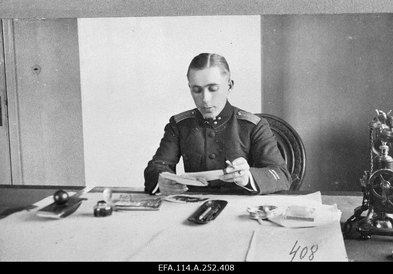 The 3rd Division's planned military officer Aleksander Jürvetson (Jürimäe) watches photos of the Division's activities.