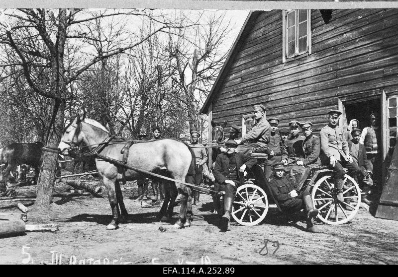 War of Liberty. 3rd Division command officer Lieutenant Alexander Jostmann (on the back seat of the vankri on the left) and subdivision commander adjutant Aleksander Schäffer (on the back seat of the vankri on the right) 1.Suur artillery in front of the Staff Building of the 3rd Battery in Salisburg (Väike-S). salatsi, Mazsalaca). Behind A.Schäffer's back sits the battery commander, Lieutenant August Rattiste (Ratiste).