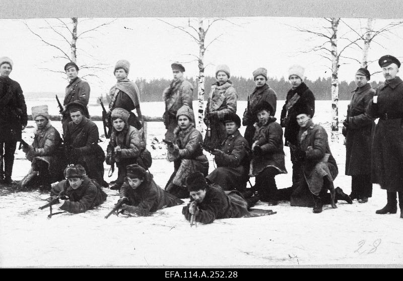 War of Liberty. 6.jalaväepolgu 2.road Pärnu School Students-Free-free group at Kirbla Railway Station before attacking Ruhja (Rujiena). On the right hand the commander of the cafeteria, Under captain Egbert Jürmann (Jürima), on the left, the commander of the group, Mihkel Sopaauk (Soomets).