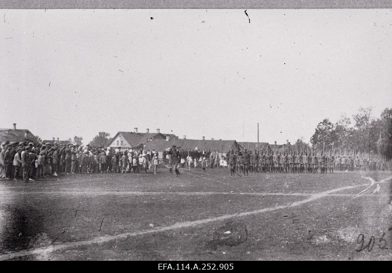 War of Liberty. 4.jalaväe knee roasted on parade.