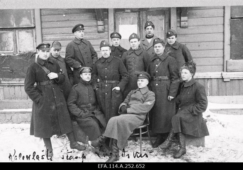 War of Liberty. Kalevi Maleva Patalion headquarters in front of the headquarters building in the village of Lissitški. At the chair is the battalion adjutant, Lieutenant Johannes Aro.