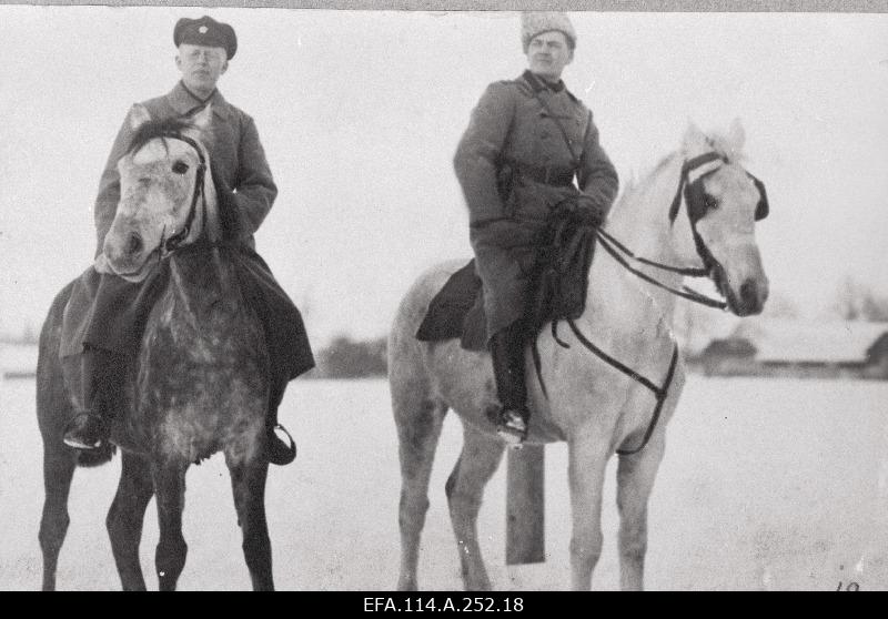 War of Liberty. Editor of Pärnu Postimehe Johannes Viik (in the left) and 6.Adjutant of the Armed Forces, Lieutenant Aleksander Kulbusch (Kulgver) Ruhjas (Rujiena).