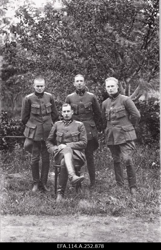 War of Liberty. 4.the officers of the Armed Forces. The 3rd Battalion leader, Captain Voldemar Koch (Koht), stands on the left side of the adjutant's assistant lipstick Ferdinand Leinbock (Linnus), Commander of the Training Team, Lieutenant Karl Tents, the sticker who?.