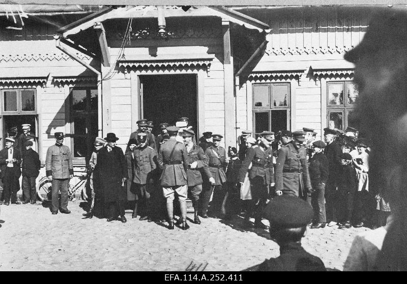 War of Liberty. Admission of United Kingdom mediators who arrived for negotiations between Estonia and Landeswehr in Strasdenhof (Strazdumuižas).