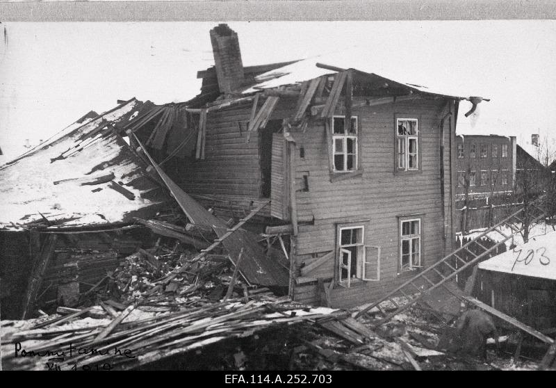 War of Liberty. The Soviet Russian army fire hit a residential building near the marketplace.